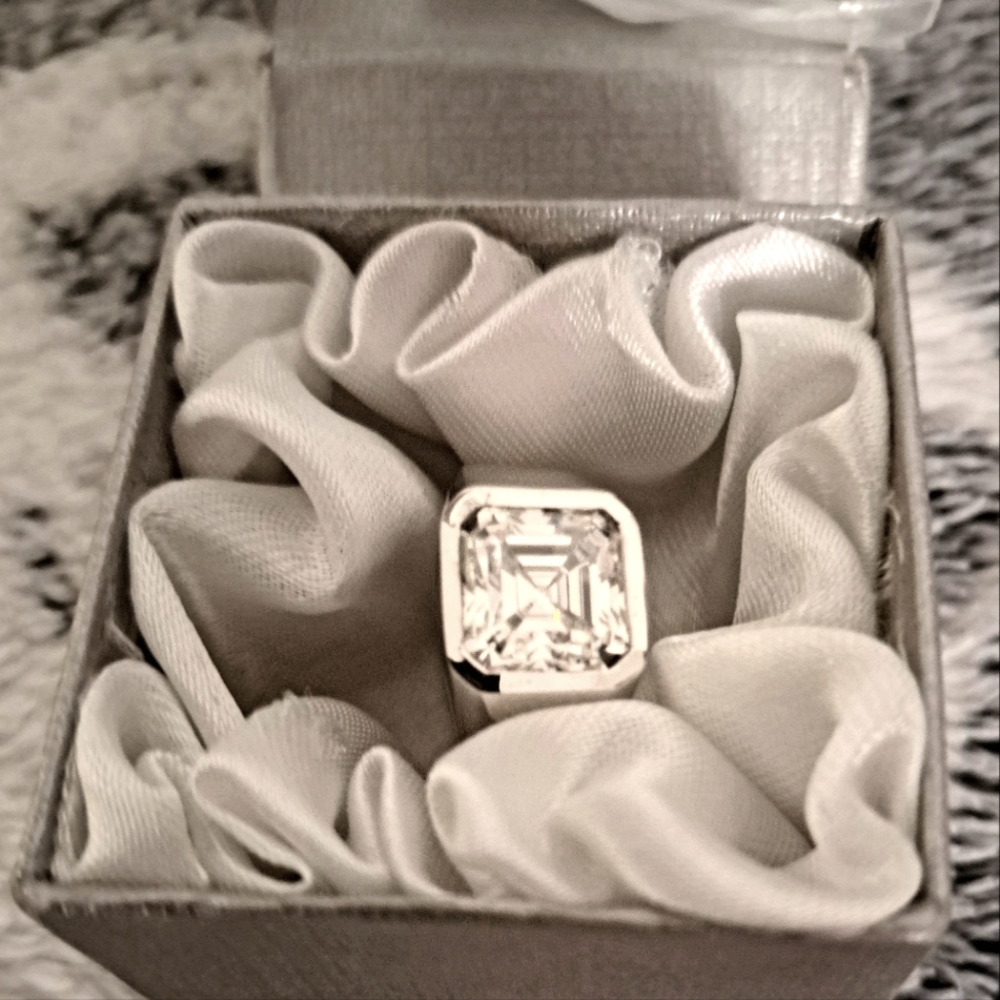 I am selling JEWELRY for entire 👪. From earrings, neckLaces, braceLets & rings